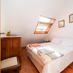 Casa Amarela, 9-room House